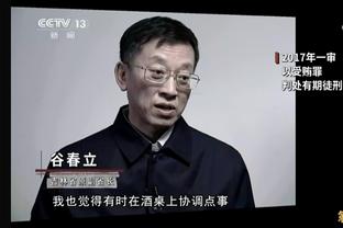 梅西被换下时，一名球迷跑向梅西随后被安保拦截